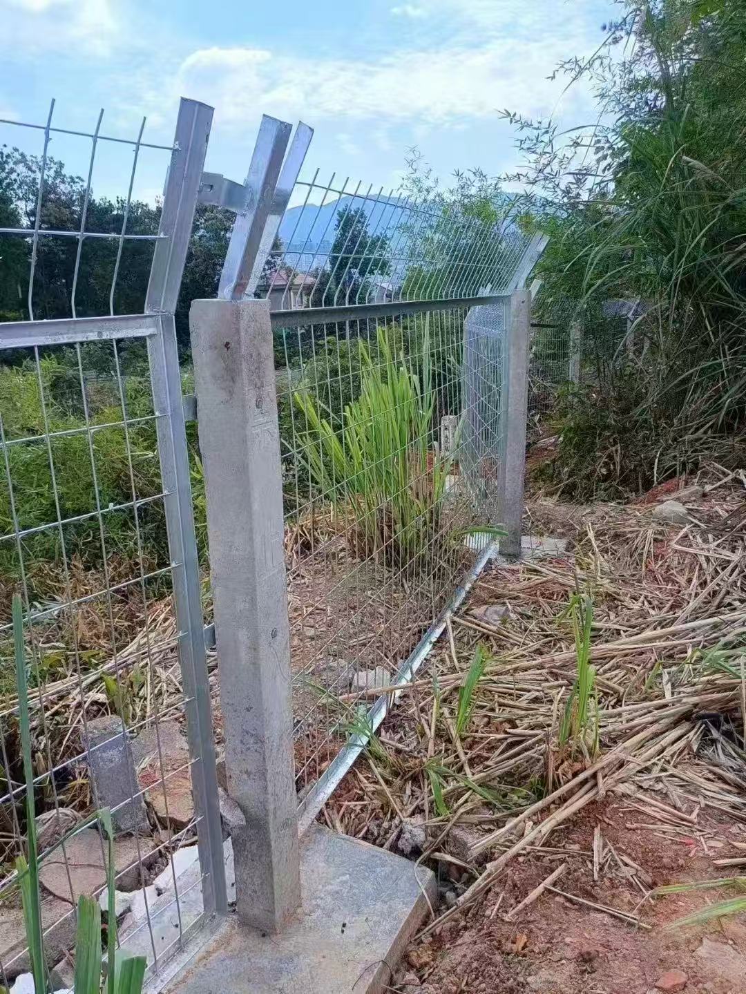 道路隔离栅市场应用示意图