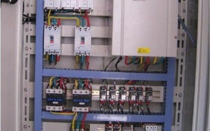 智昊电气技术团队工作或产品调试场景