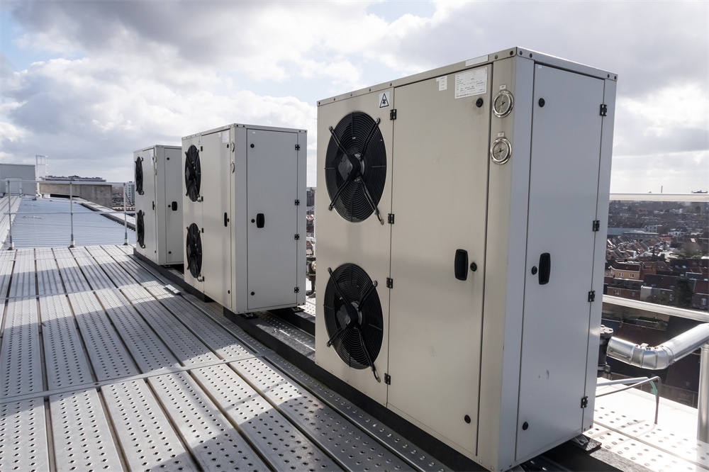 废旧空调设备进行规范化拆解与分类