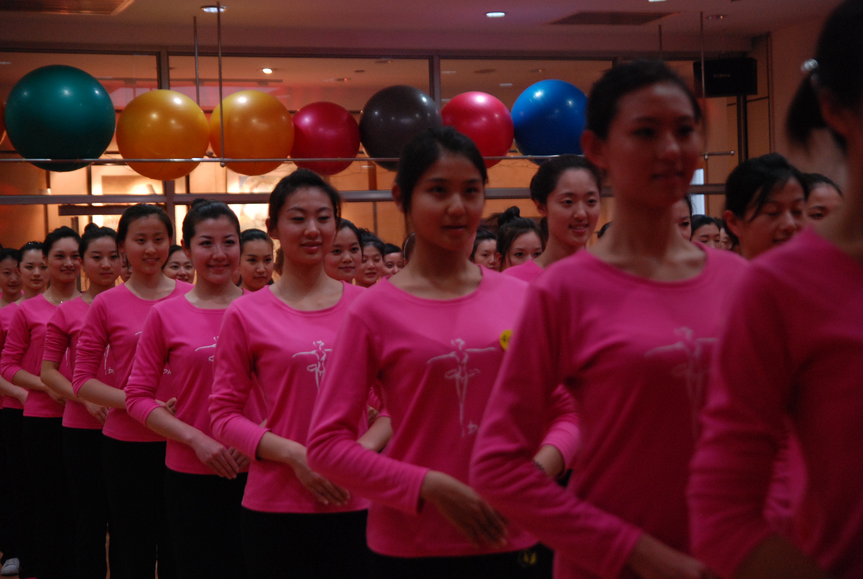 高端服务沟通技巧培训，讲师与学员深入互动