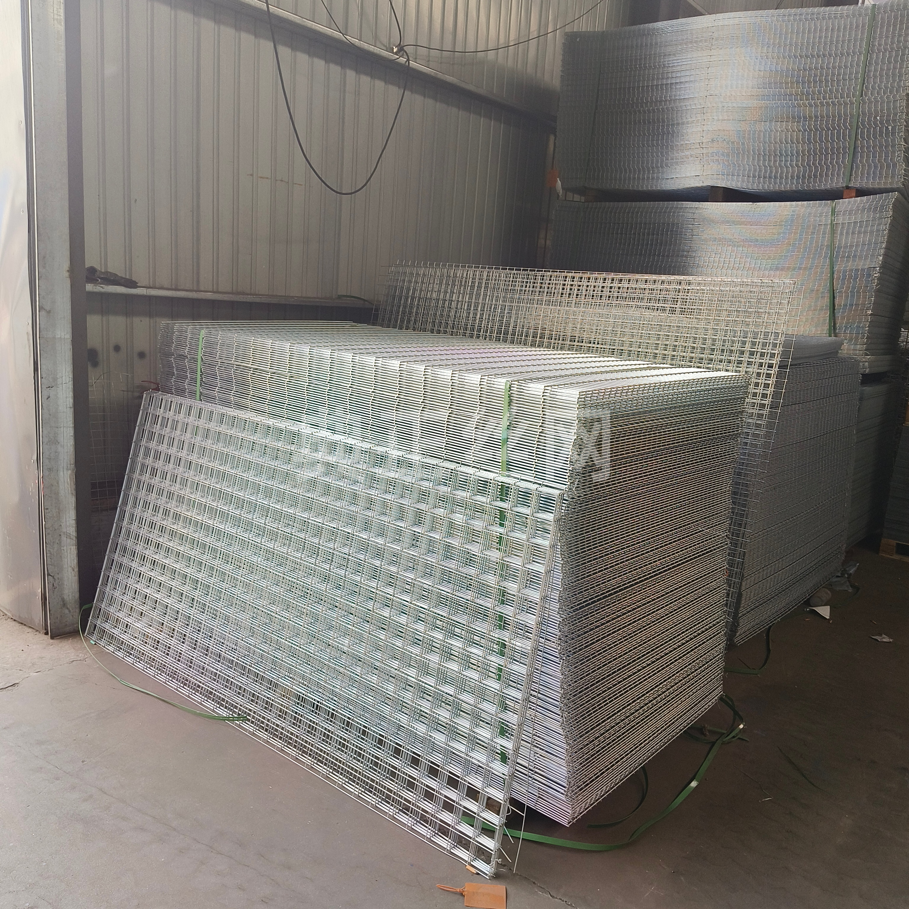 地暖施工现场铺设网片