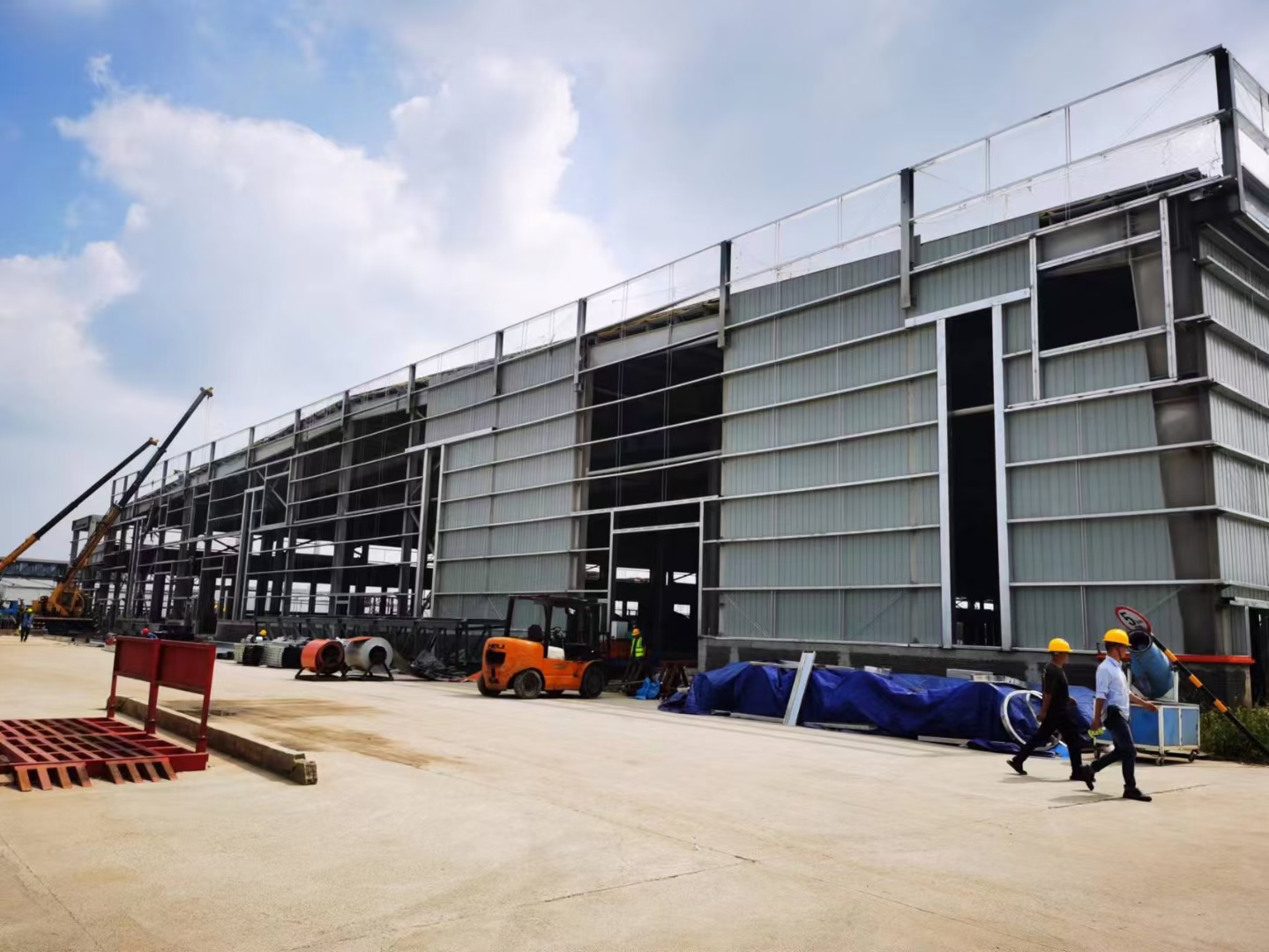 铝镁锰板产品细节特写，展示其精致的表面质感与牢固的锁边系统