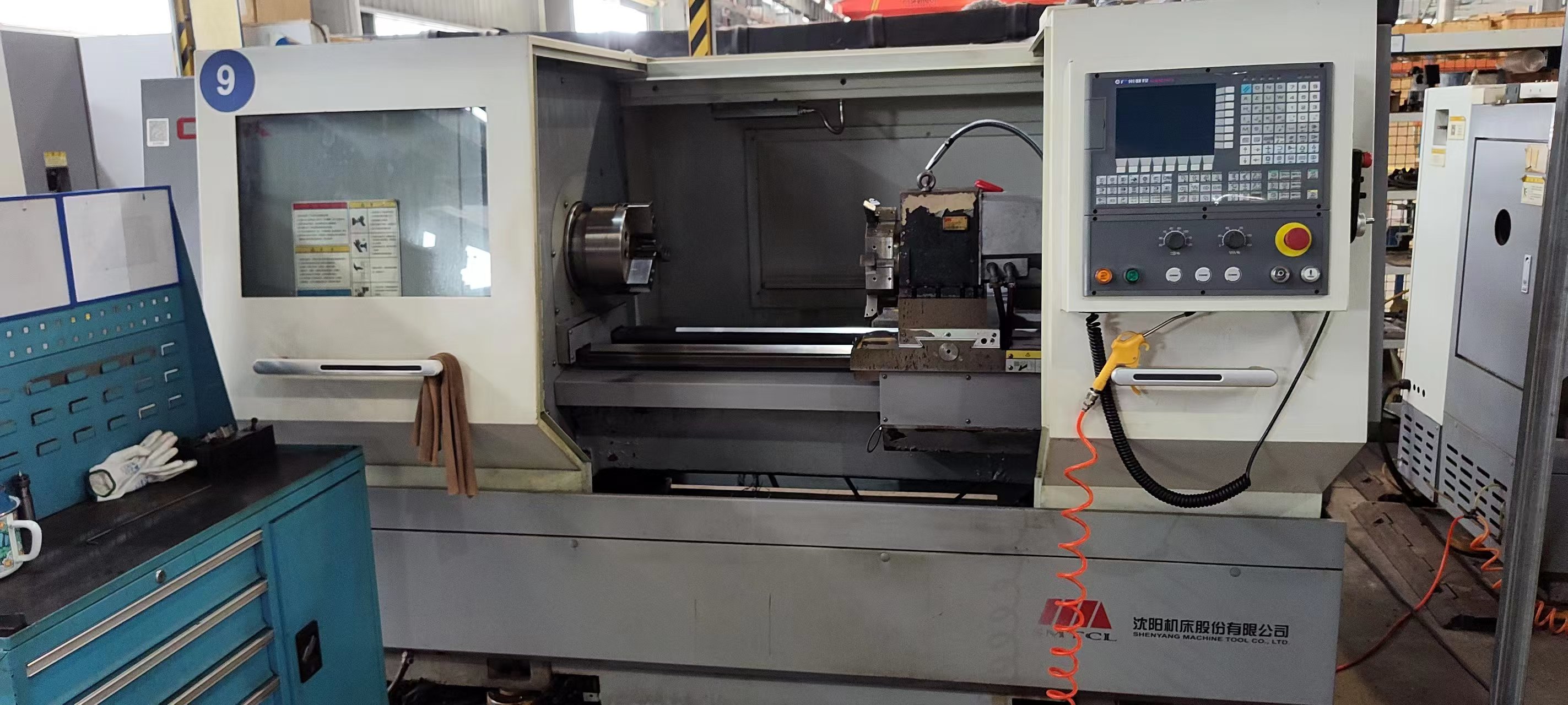 各类回收的二手机床在仓库中分类存放