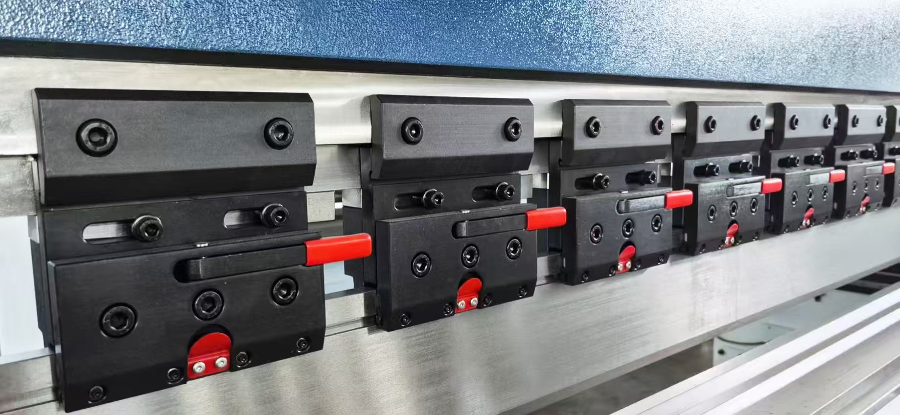 数控折弯机工作现场