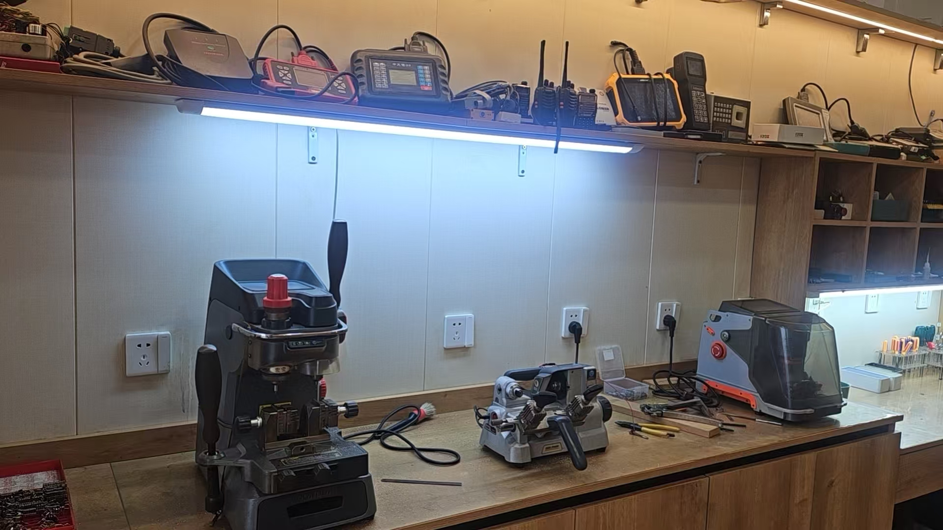 专业技师正在进行汽车钥匙芯片匹配