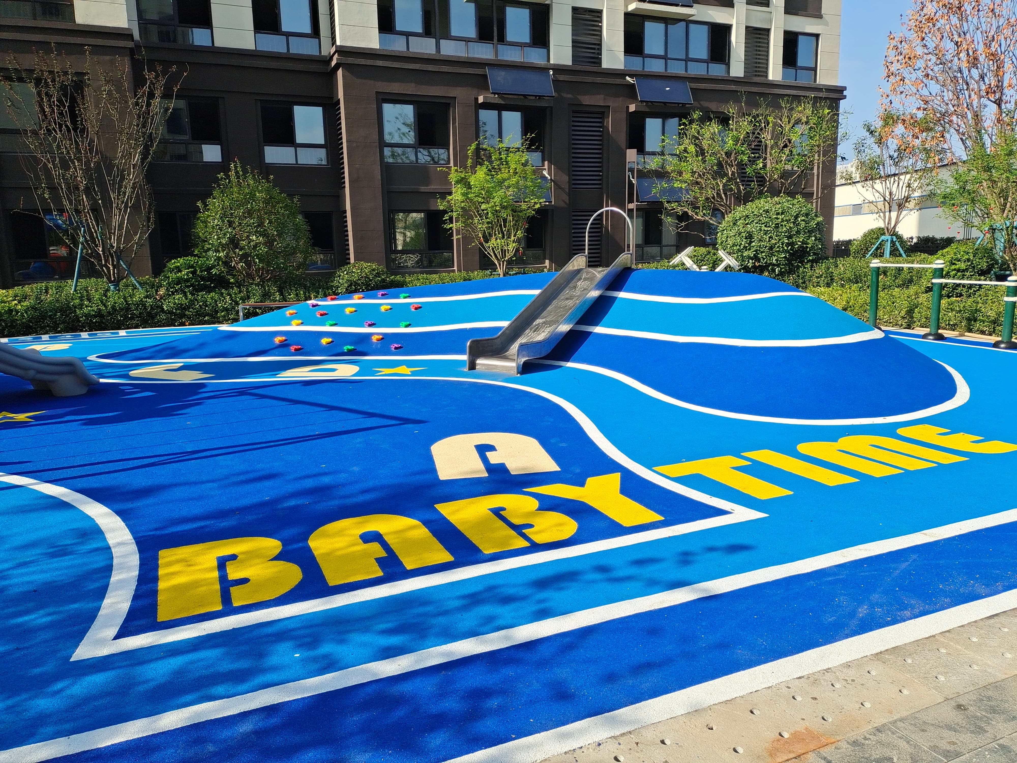 完工后平整美观的塑胶运动场效果