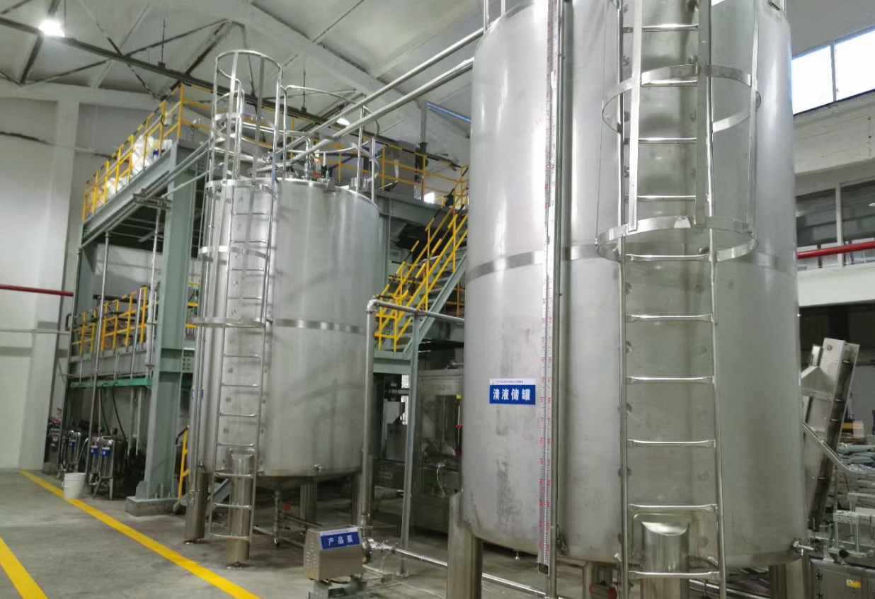 自动化灌装与包装流水线