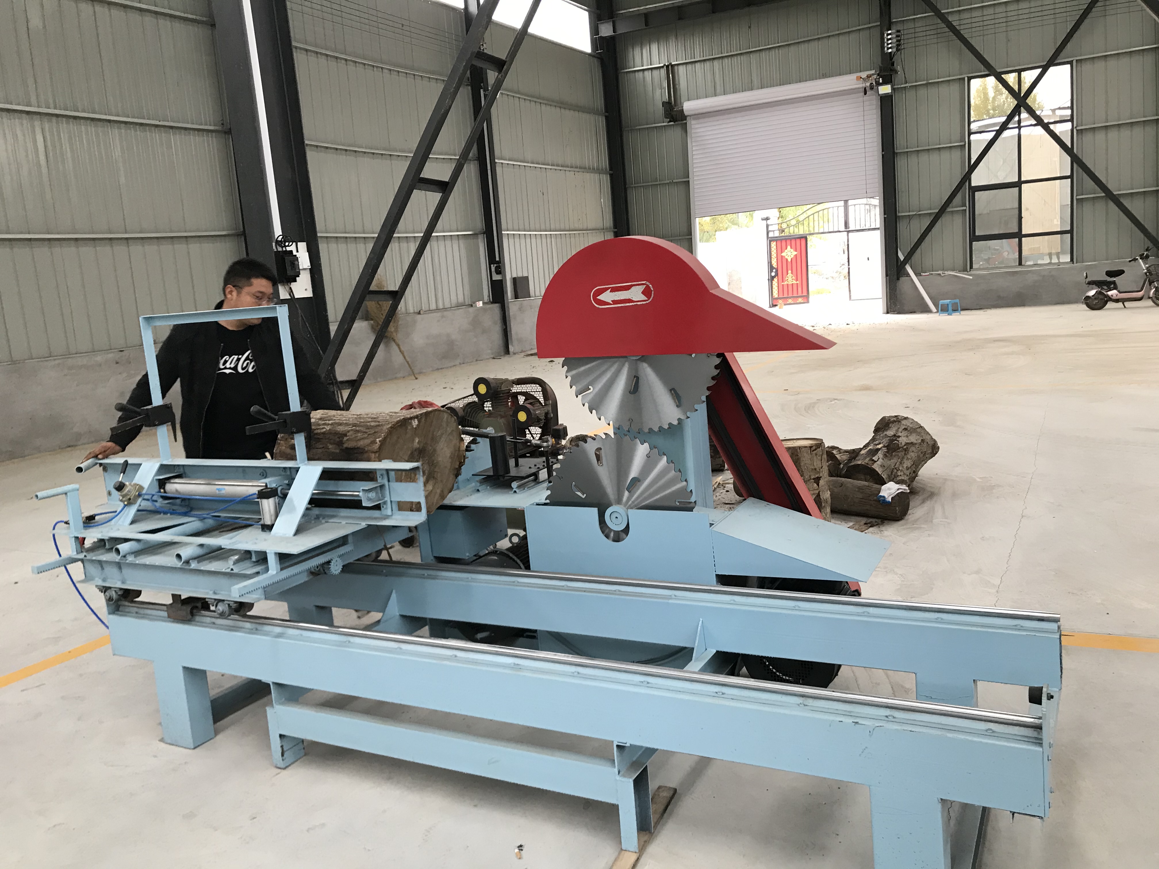 圆木推台锯工作示意图