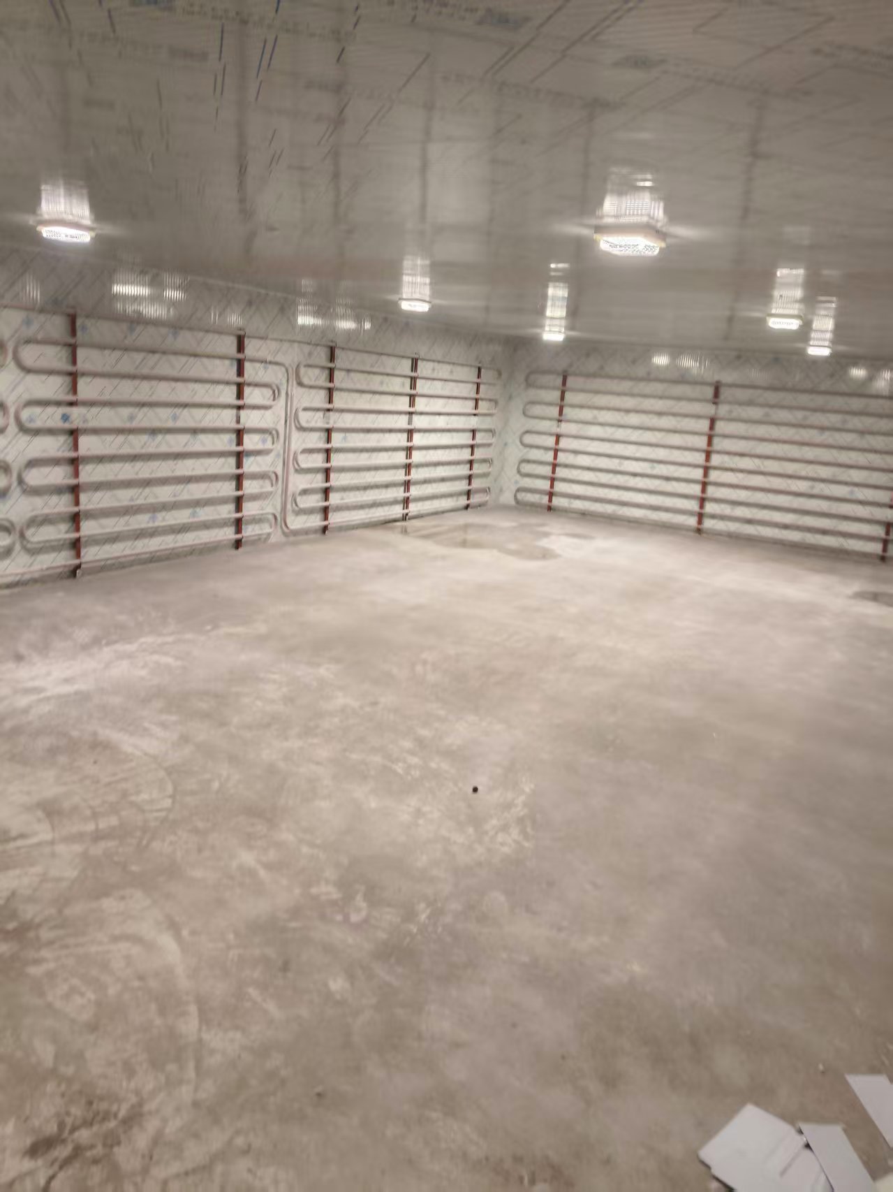 冷库库板拼接与管路施工细节