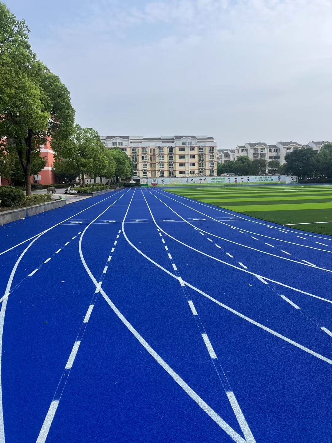 专业丙烯酸球场材料施工过程
