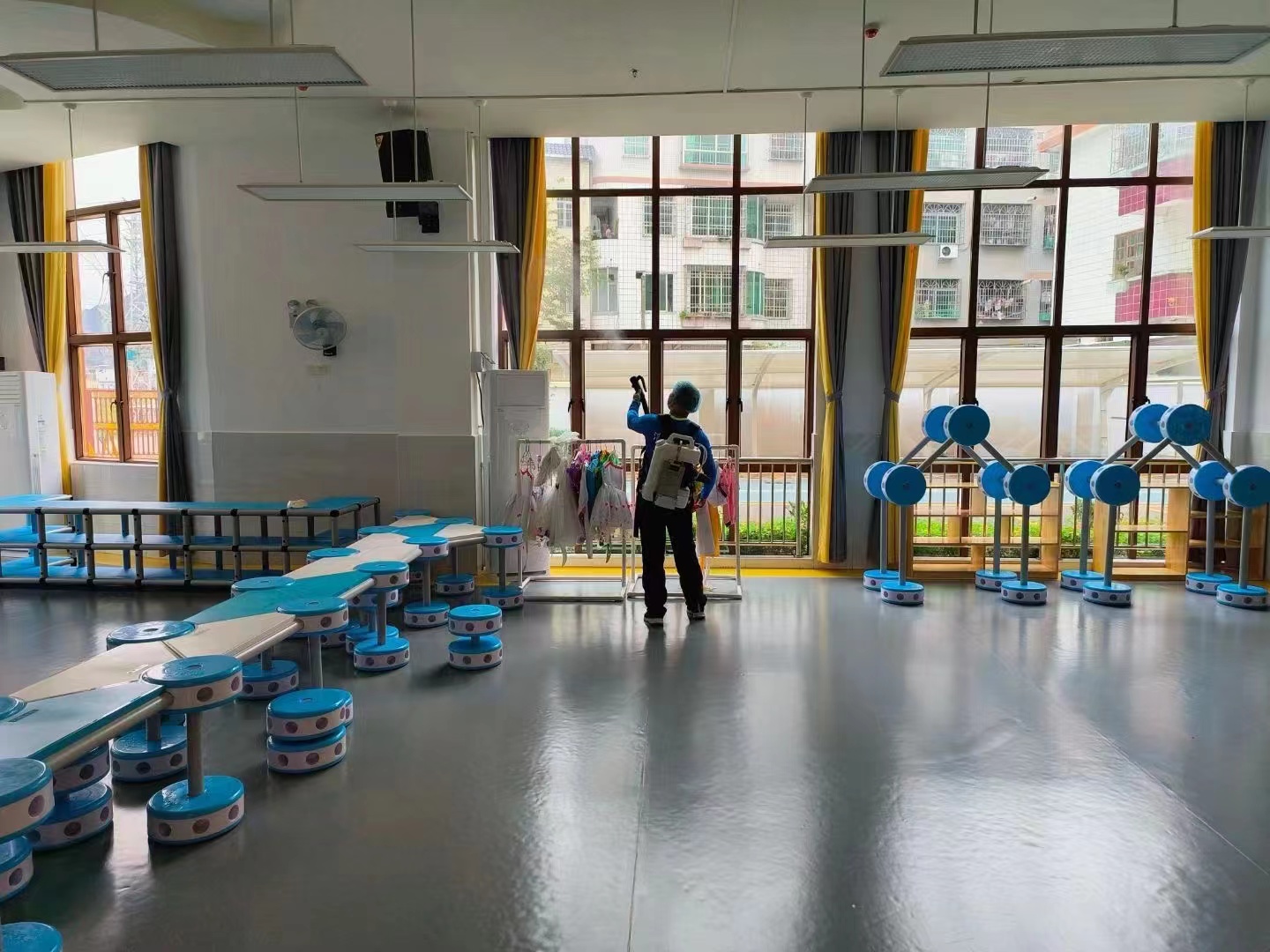 华帮洁除专业服务团队进行现场勘察与施工
