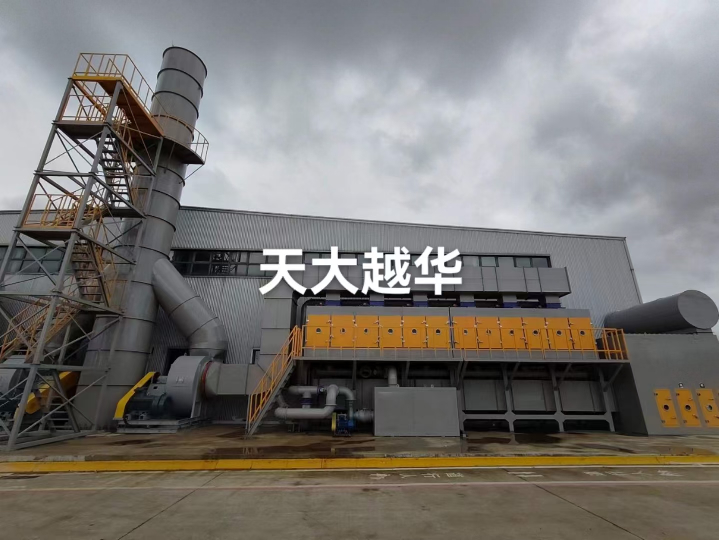 专业工程师进行设备调试与检测