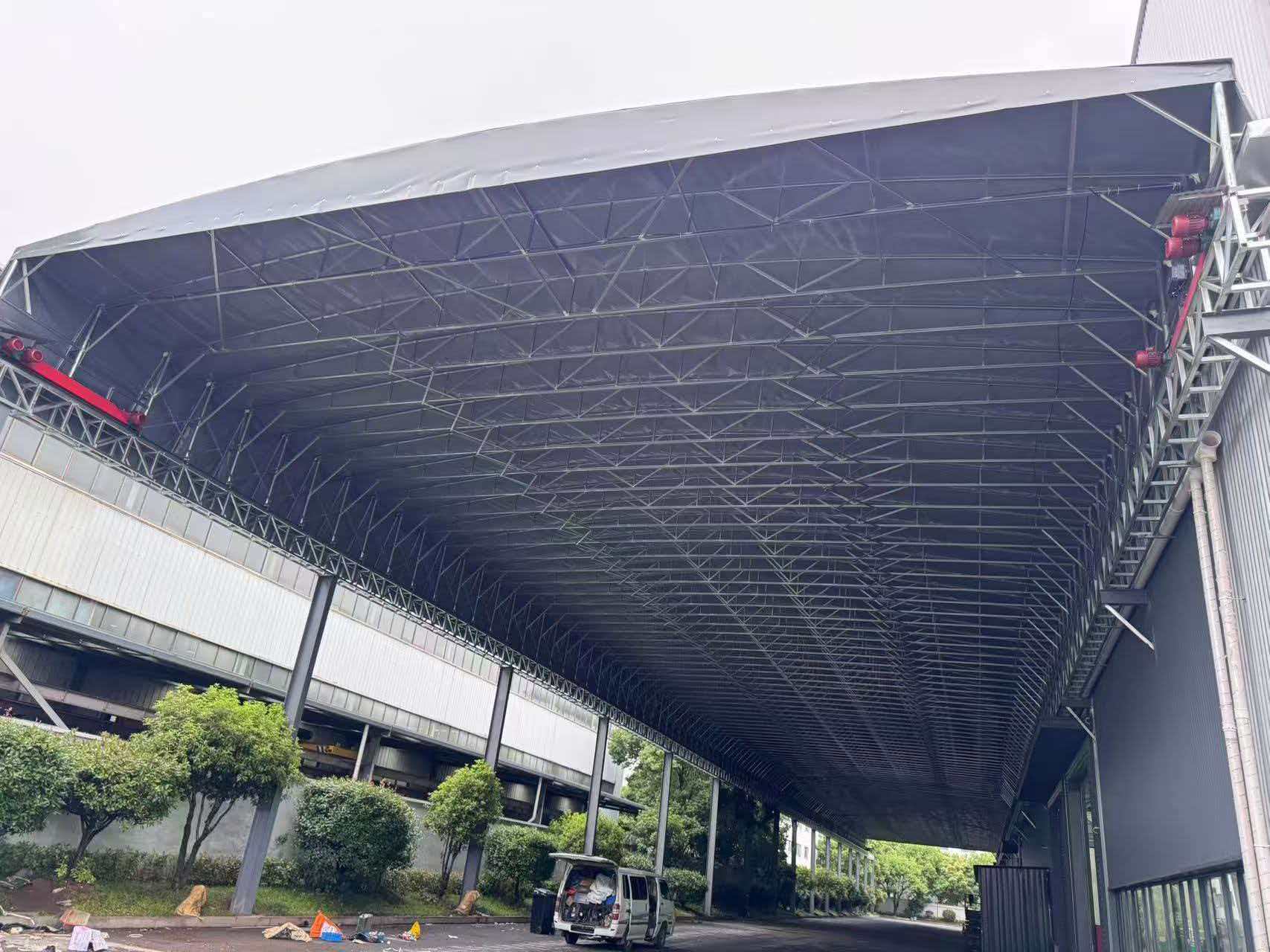 专业团队进行棚体安装施工